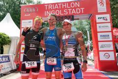 Triathlon Ingolstadt 2016 - Baggersee Ingolstadt - Zieleinlauf Emotion Cheerleader Stimmung, Siegerfoto von links Per Buttner, Nicolas Daimer und Markus Stöhr