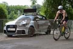 Triathlon Ingolstadt 2016 - Baggersee Ingolstadt  - Radfahrer auf der Strecke - Triathlon Pacecar - Startauto - Foto: Jürgen Meyer