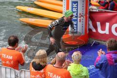 Triathlon Ingolstadt 2016 - Baggersee Ingolstadt - Mitteldistanz, der letzte Schwimmer kommt am Ausstieg an, Wasserwacht passt auf