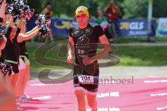 Triathlon Ingolstadt 2016 - Baggersee Ingolstadt - Zieleinlauf Emotion Cheerleader, Zweiter Per Bittner  Olympische Distanz