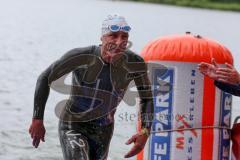 Triathlon Ingolstadt 2016 - Baggersee Ingolstadt - Olympische Distanz, Ingolstädter Ralf Schmiedeke kommt aus dem Wasser