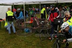 Triathlon Ingolstadt 2016 - Baggersee Ingolstadt  - Wechselzone - Wettkampfrichter beim überprüfen der Ausrüstung - Foto: Jürgen Meyer