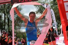 Triathlon Ingolstadt 2016 - Baggersee Ingolstadt - Zieleinlauf Emotion Cheerleader, Sieger Nicolas Daimer Olympische Distanz