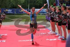 Triathlon Ingolstadt 2016 - Baggersee Ingolstadt - Zieleinlauf Emotion Cheerleader Stimmung, Olympische Distanz Freude, Ziel erreicht