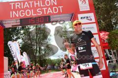 Triathlon Ingolstadt 2016 - Baggersee Ingolstadt - Zieleinlauf Emotion Cheerleader, Zweiter Per Bittner  Olympische Distanz