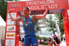 Triathlon Ingolstadt 2016 - Baggersee Ingolstadt - Zieleinlauf Emotion Cheerleader, Sieger Nicolas Daimer Olympische Distanz