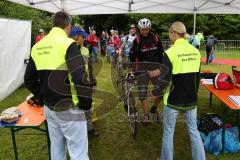 Triathlon Ingolstadt 2016 - Baggersee Ingolstadt  - Wechselzone - Wettkampfrichter beim überprüfen der Ausrüstung - Foto: Jürgen Meyer