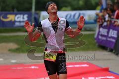 Triathlon Ingolstadt 2016 - Baggersee Ingolstadt - Zieleinlauf Emotion Cheerleader Stimmung, Olympische Distanz Freude, Ziel erreicht