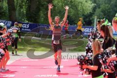 Triathlon Ingolstadt 2016 - Baggersee Ingolstadt - Zieleinlauf Emotion Cheerleader Stimmung, Olympische Distanz Freude, Andreas Schmidt