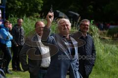 Triathlon Ingolstadt 2016 - Baggersee Ingolstadt  - Bürgermeister Sepp Misslbeck beim Startschuß - Foto: Jürgen Meyer