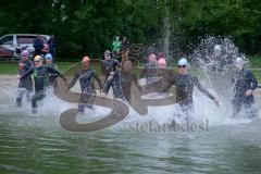 Die offiziellen Wettkampfstrecke des Triathlon Ingolstadt 2016 am Baggersee wurde von ca 20 Athleten abgeschwommen - Foto: Gestartet wurde in 2 Gruppen - Jürgen Meyer
