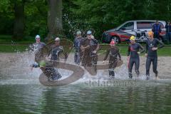 Die offiziellen Wettkampfstrecke des Triathlon Ingolstadt 2016 am Baggersee wurde von ca 20 Athleten abgeschwommen - Gerhard Budy mit grüner Kappe - Gestartet wurde in 2 Gruppen - Foto: Jürgen Meyer