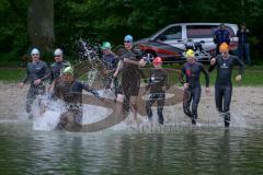 Die offiziellen Wettkampfstrecke des Triathlon Ingolstadt 2016 am Baggersee wurde von ca 20 Athleten abgeschwommen - Gerhard Budy mit grüner Kappe - Gestartet wurde in 2 Gruppen - Foto: Jürgen Meyer