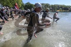 Triathlon Ingolstadt -2017  Baggersee - Olympische Disziplin - Schwimmen - Start - von links Ralf Schmiedeke, späterer Sieger Niclas Bock aus Köln