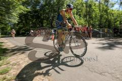 Triathlon Ingolstadt -2017  Baggersee - Mitteldistanz, die Fahrrer kommen zurück in die Wechselzone