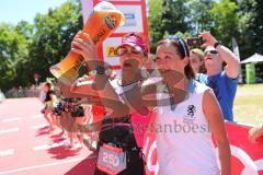 Triathlon Ingolstadt -2017  Baggersee - Sieger Mitteldistanz - Luise Keller, Laufen im Ziel, Bierdusche Weizen Herrnbräu