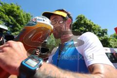 Triathlon Ingolstadt -2017  Baggersee - Olympische Distanz - Laufen - Sieger Niclas Bock aus Köln im Ziel mit Weißbier