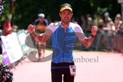 Triathlon Ingolstadt -2017  Baggersee - Olympische Distanz - Laufen - Sieger Niclas Bock aus Köln läuft ins Ziel Jubel