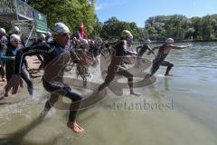 Triathlon Ingolstadt -2017  Baggersee - Olympische Disziplin - Schwimmen - Start - von links Ralf Schmiedeke, späterer Sieger Niclas Bock aus Köln