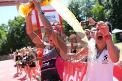 Triathlon Ingolstadt -2017  Baggersee - Sieger Mitteldistanz - Luise Keller, Laufen im Ziel, Bierdusche Weizen Herrnbräu