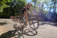 Triathlon Ingolstadt -2017  Baggersee - Mitteldistanz, die Fahrrer kommen zurück in die Wechselzone