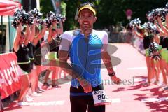 Triathlon Ingolstadt -2017  Baggersee - Olympische Distanz - Laufen - Sieger Niclas Bock aus Köln läuft ins Ziel Jubel