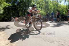 Triathlon Ingolstadt -2017  Baggersee - Mitteldistanz, die Fahrrer kommen zurück in die Wechselzone