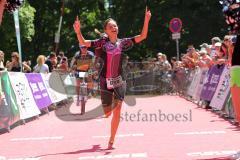 Triathlon Ingolstadt -2017  Baggersee - Olympische Distanz Siegerin Luisa Moroff Jubel Zieleinlauf