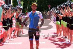 Triathlon Ingolstadt -2017  Baggersee - Olympische Distanz - Laufen - Sieger Niclas Bock aus Köln läuft ins Ziel Jubel