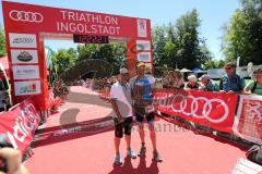 Triathlon Ingolstadt -2017  Baggersee - Olympische Distanz - Laufen - Sieger Niclas Bock aus Köln läuft ins Ziel Jubel, mit Organisator Gerhard Budy