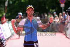 Triathlon Ingolstadt -2017  Baggersee - Olympische Distanz - Laufen - Sieger Niclas Bock aus Köln läuft ins Ziel Jubel