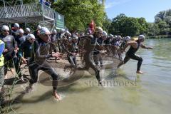 Triathlon Ingolstadt -2017  Baggersee - Olympische Disziplin - Schwimmen - Start - von links Ralf Schmiedeke, späterer Sieger Niclas Bock aus Köln