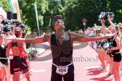 Triathlon Ingolstadt -2017  Baggersee - Olympische Distanz - Laufen - Zieleinlauf Ralf Schmiedeke