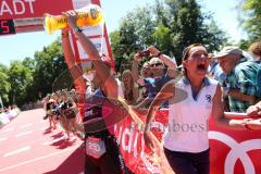 Triathlon Ingolstadt -2017  Baggersee - Sieger Mitteldistanz - Luise Keller, Laufen im Ziel, Bierdusche Weizen Herrnbräu