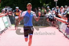 Triathlon Ingolstadt -2017  Baggersee - Olympische Distanz - Laufen - Sieger Niclas Bock aus Köln läuft ins Ziel Jubel