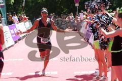 Triathlon Ingolstadt -2017  Baggersee - Olympische Distanz - Laufen - Zieleinlauf Ralf Schmiedeke