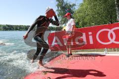 Triathlon Ingolstadt -2017  Baggersee - Olympische Distanz - Ralf Schmiedeke kommt aus dem Wasser