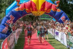 Triathlon Ingolstadt 2018 - Triathleten kommen aus dem Wasser und begeben sich in die Wechselzone - Foto: Jürgen Meyer