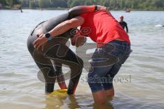 Triathlon Ingolstadt 2019 - Max Schwarzhuber mit den Beinprothesen wird von Gerhard Budy schwimmhilfe angebracht - Foto: Jürgen Meyer