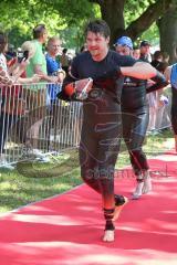 Triathlon Ingolstadt 2019 - Max Schwarzhuber mit den Beinprothesen auf dem Weg in die Wechselzone - Foto: Jürgen Meyer