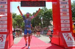 Triathlon Ingolstadt 2019 - Sebastian Mahr SC Delphin Ingolstadt 1. Sieger der Olympischen Distanz mit einer Zeit von 1:54:11 - jubel - Foto: Jürgen Meyer