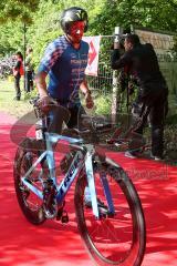 Triathlon Ingolstadt 2019 - Markus Stöhr ESV Ingolstadt Positiv Fitness verlässt die Wechselzone - schiebt sein Rad - Foto: Jürgen Meyer