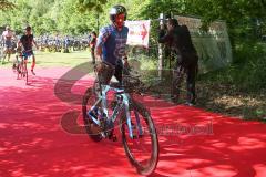 Triathlon Ingolstadt 2019 - Markus Stöhr ESV Ingolstadt Positiv Fitness verlässt die Wechselzone - schiebt sein Rad - Foto: Jürgen Meyer