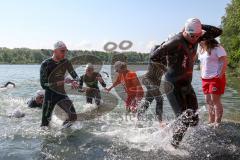 Triathlon Ingolstadt 2019 - Schwimmer steigen aus dem Wasser - Foto: Jürgen Meyer