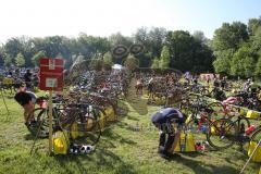 Triathlon Ingolstadt 2019 - Radfahrer in der Wechselzone - Foto: Jürgen Meyer