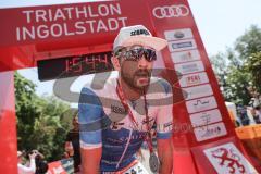 Triathlon Ingolstadt 2019 - Olympischen Distanz, Sieger Sebastian Mahr läuft ins Ziel Jubel