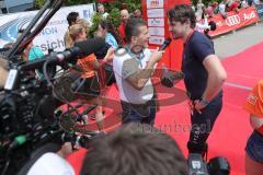 Triathlon Ingolstadt 2019 - Olympische Distanz, Max Schwarzhuber startet mit amputierten Unterschenkeln ist im Ziel Jubel Freude, Interview mit Daniel Weiss, Medieninteresse