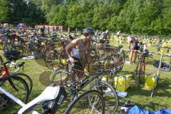 Triathlon Ingolstadt 2019 - Radfahrer in der Wechselzone - Foto: Jürgen Meyer