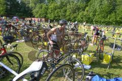 Triathlon Ingolstadt 2019 - Radfahrer in der Wechselzone - Foto: Jürgen Meyer