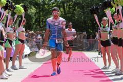 Triathlon Ingolstadt 2019 - Olympischen Distanz, Sieger Sebastian Mahr läuft ins Ziel
